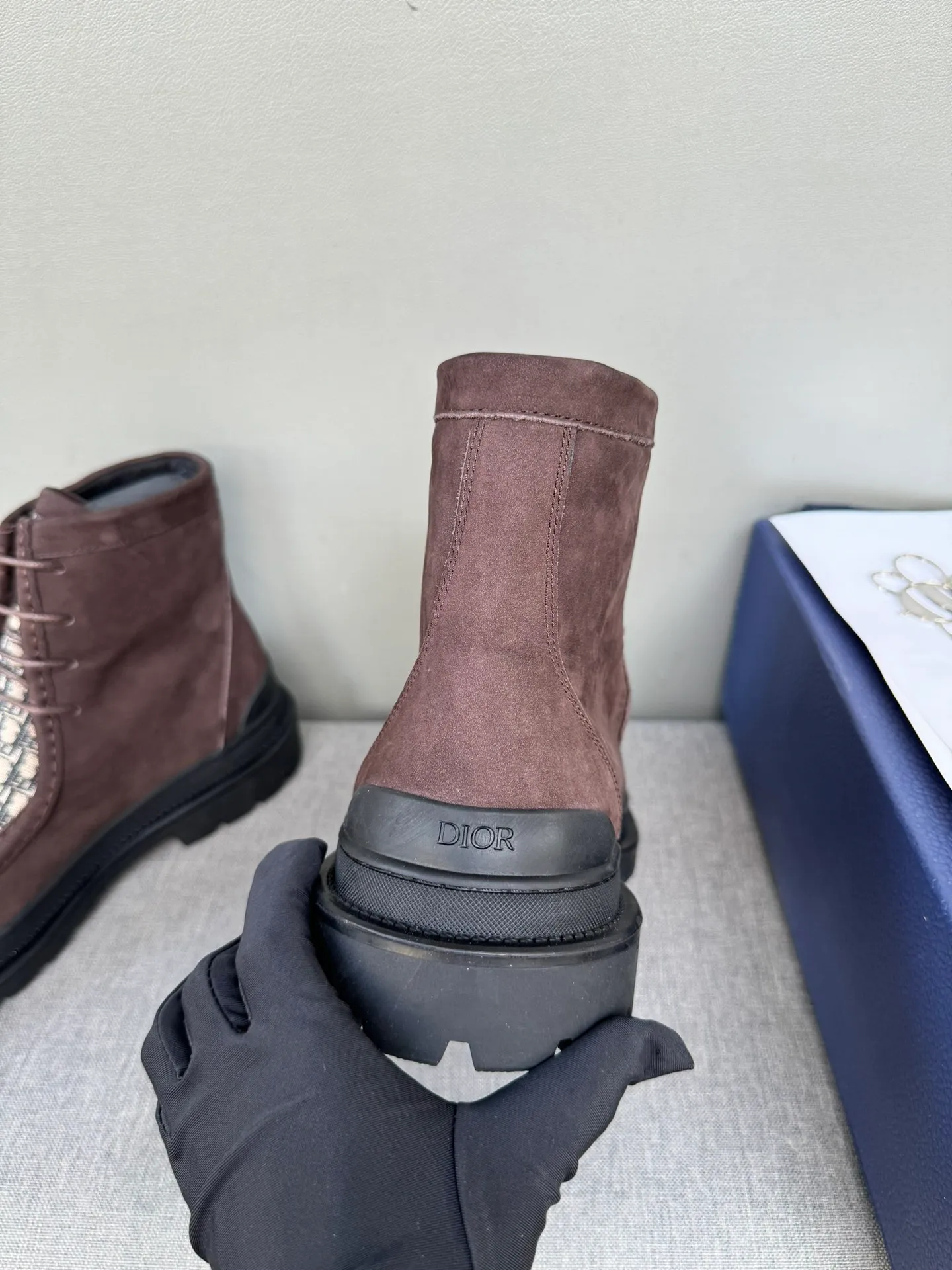 [DIOR] Top P: 1000💰 Number of yards: 39~44 (38.45 custom-made, non-refundable) Dior Dior~ Winter series, original 1:1 development Casual men's leather shoes Heavy investment, shoes and boots are made of imported cowhide + imported Dior special fabric Not easy to deform black cowhide lining Dior large hardware inlay Original TPU vacuum outsole, black cowhide Black open edge beads Military green suede Black suede Khaki suede leather is crafted by a large factory, and the perfect product is only prepared for you who know your taste! Any comparisons are welcome.